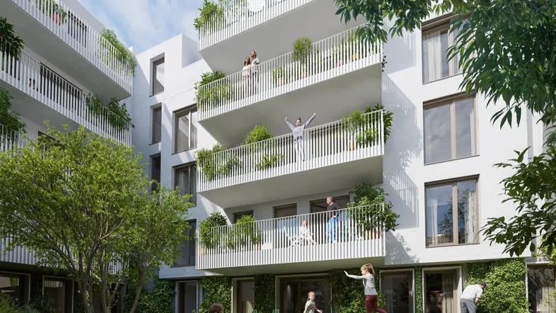 Moderne Wohnanlage mit begrünten Balkonen und einem gemeinschaftlichen Gartenbereich für Familien.