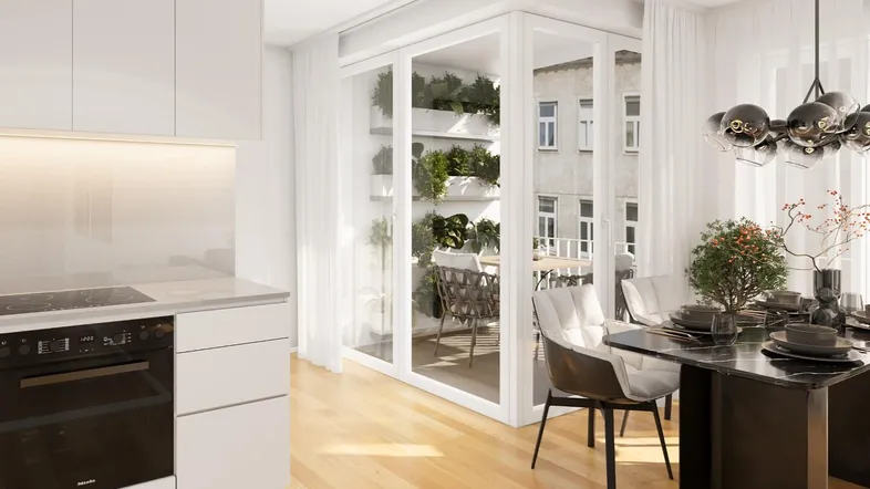 Heller offener Wohn- und Essbereich mit moderner Küche, Holzboden und Zugang zum Balkon.