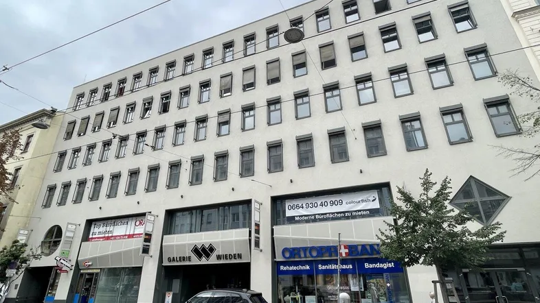 Ansicht der modernen Geschäftsfassade eines Mehrzweckgebäudes an der Wiener Hauptstraße mit vielen Fenstern.