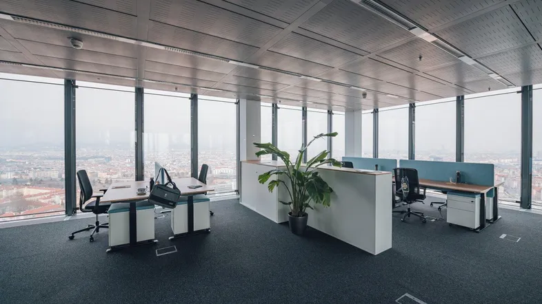 Modernes Großraumbüro mit raumhohen Fenstern bietet einen weiten Blick über die Stadt.