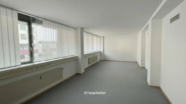 Geräumiges, leeres Büro mit großen Fenstern und vertikalen Jalousien, bereit zur individuellen Gestaltung.