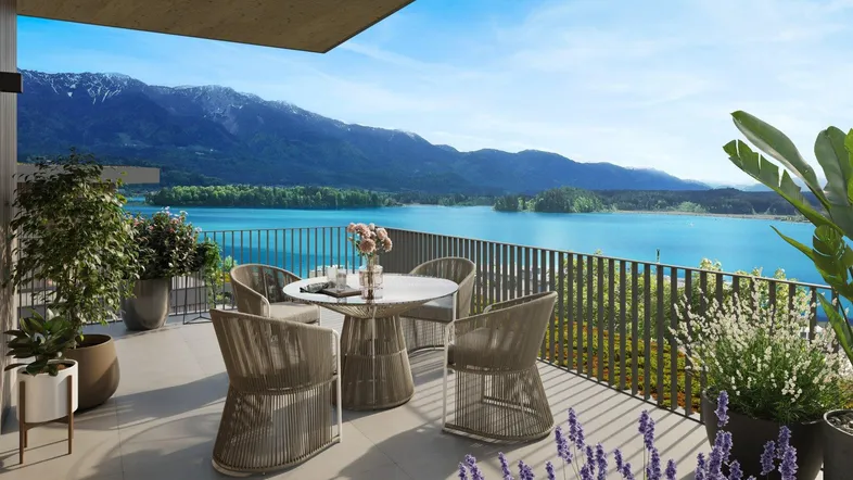 Geräumiger Balkon mit modernen Möbeln und atemberaubendem Blick auf den See und die Berge.