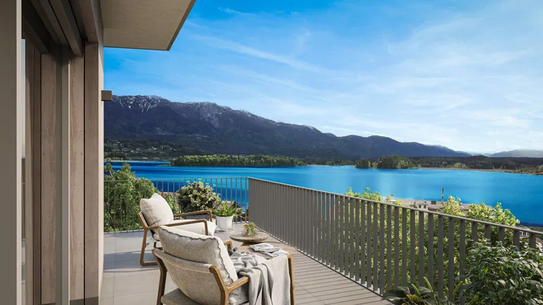 Geräumiger Balkon mit bequemen Möbeln und atemberaubendem Blick auf den See und die umliegenden Berge.