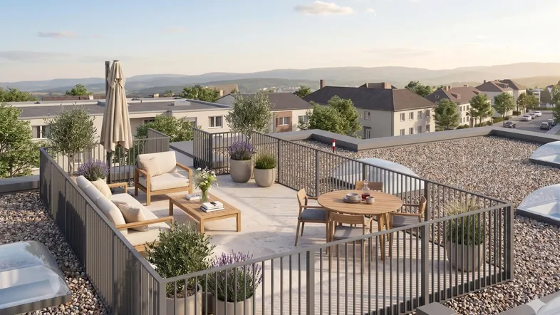 Geräumige Dachterrasse mit modernen Gartenmöbeln, Sonnenschirm und weitem Blick über die Umgebung.