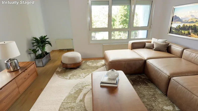 Virtuell inszeniertes Wohnzimmer mit bequemer Ledercouch, modernem Teppich und viel Tageslicht durch große Fenster.