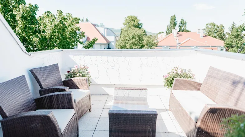 Geräumige Dachterrasse mit bequemen Loungemöbeln und Blick auf die Umgebung.