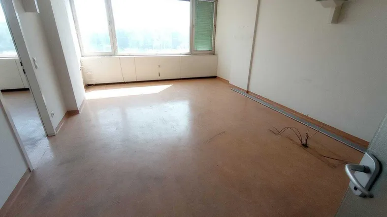 Geräumiger Büroraum mit viel Tageslicht und weitem Blick, ideal für eine produktive Arbeitsumgebung.