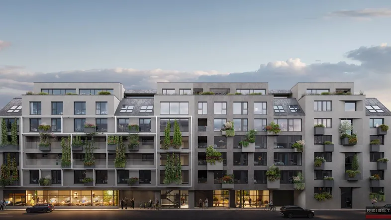 Moderne Gebäudefassade mit vertikalen Begrünungselementen und großen Fenstern im Stadtbild.