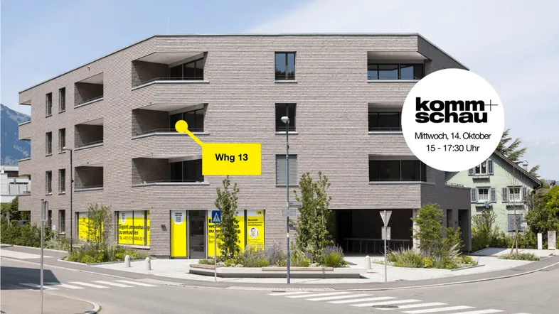 Modernes Mehrfamilienhaus mit Balkonen und einer Werbebotschaft für eine Besichtigung.