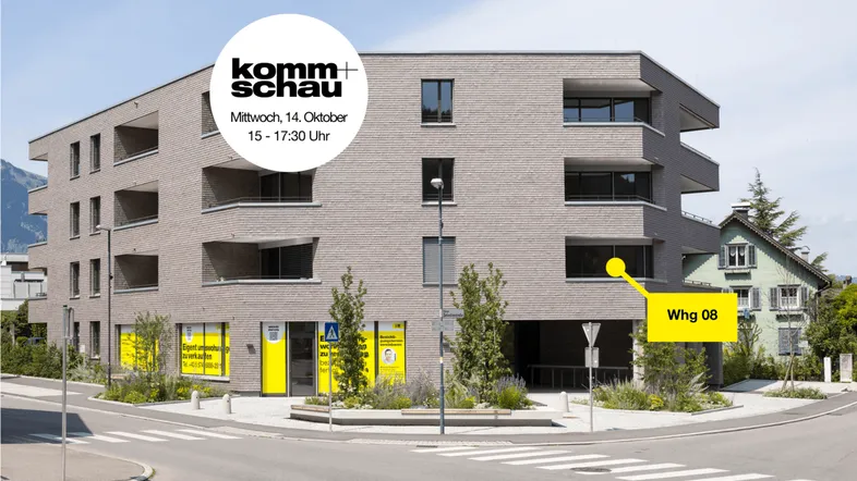 Modernes Mehrfamilienhaus mit Balkonen und Werbehinweisen an der Fassade an einer Straßenecke.