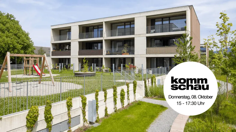 Modernes Mehrfamilienhaus mit Balkonen, Terrassen und einem gemeinschaftlichen Spielplatz im Grünen.