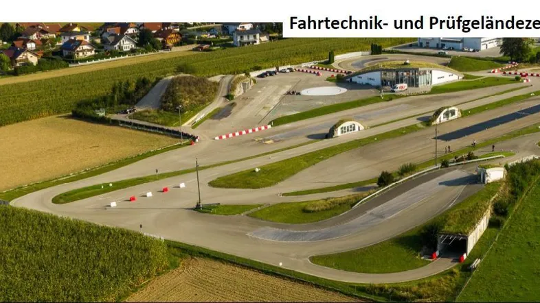 Luftaufnahme eines Fahrtechnik- und Prüfgeländezentrums mit verschiedenen Streckenabschnitten und Gebäuden.