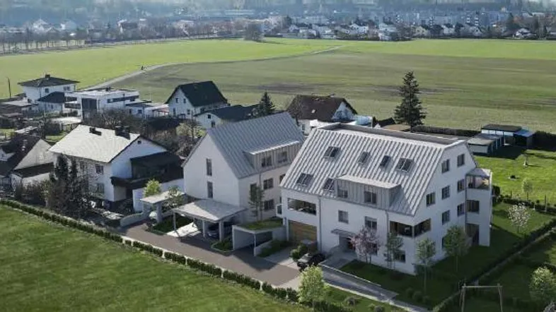 Luftaufnahme von modernen Neubauten in einer ländlichen Umgebung mit grünen Feldern.