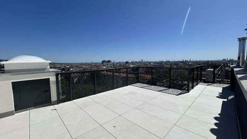 Großzügige Dachterrasse mit weitem Blick über die Stadt und moderner Gestaltung.