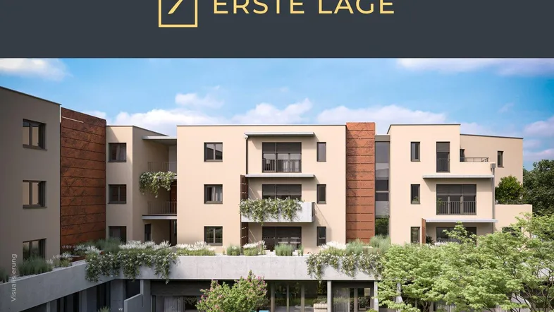 Moderne Wohnanlage mit mehreren Etagen und begrünten Balkonen in einer städtischen Umgebung.