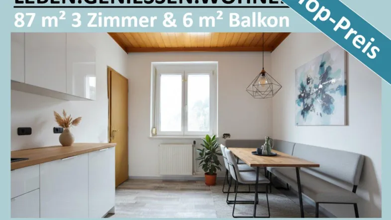 Moderne Küche mit Essbereich, Holzarbeitsplatte, Holzdecke und viel Tageslicht.