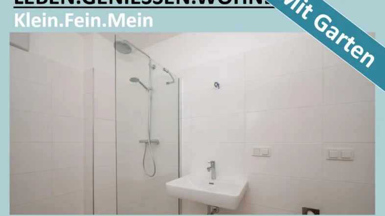 Modernes Badezimmer mit weiß gefliesten Wänden, einer Duschkabine und einem einzelnen Waschbecken.