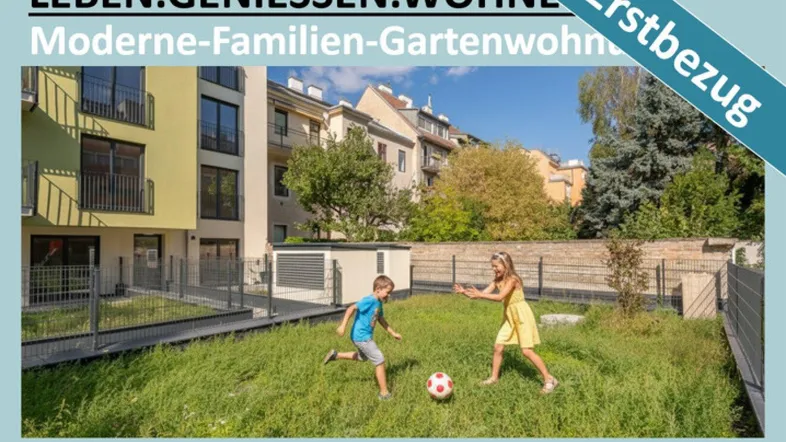 Moderner Neubau mit weitläufigem Garten, perfekt für Familienaktivitäten und Entspannung im Freien.