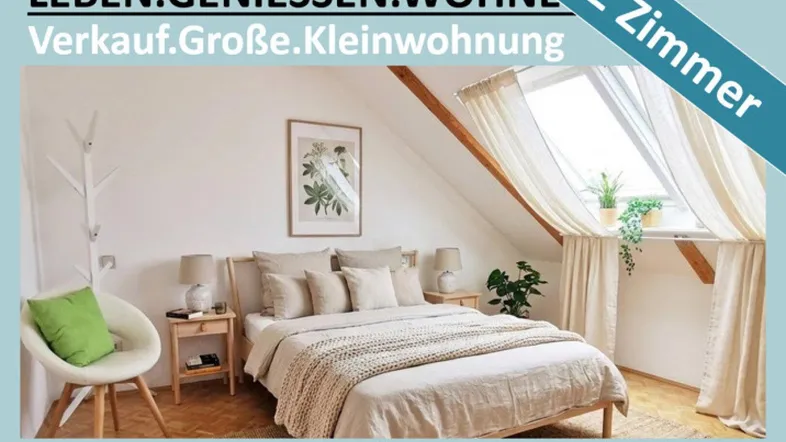 Helles Schlafzimmer im Dachgeschoss mit großem Dachfenster, Holzboden und moderner Einrichtung.