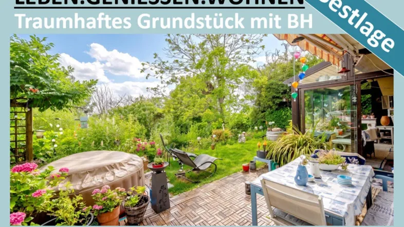 Traumhaftes Grundstück mit einer einladenden Terrasse, umgeben von üppigem Grün und Gartenmöbeln für entspannte Stunden.