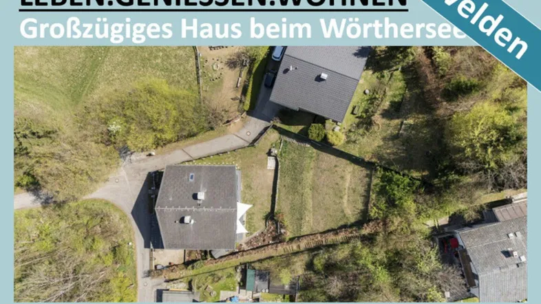 Luftaufnahme eines großzügigen Hauses mit umliegendem Grün und Blick auf die Landschaft.