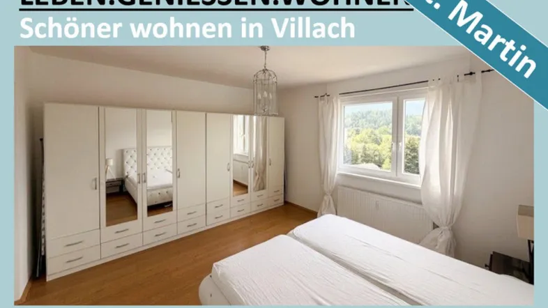 Helles Schlafzimmer mit großem weißen Kleiderschrank, zwei Einzelbetten und einem schönen Blick ins Grüne.