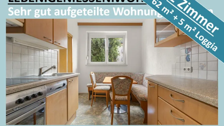 Gemütliche Küche mit Essbereich, Holzschränken und Blick ins Grüne durch das Fenster.
