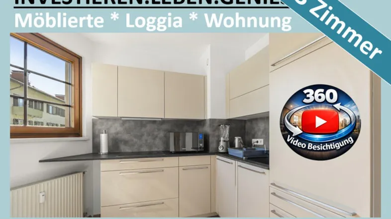 Moderne Einbauküche mit hellen Fronten, dunkler Arbeitsplatte und Fenster für natürliches Licht.