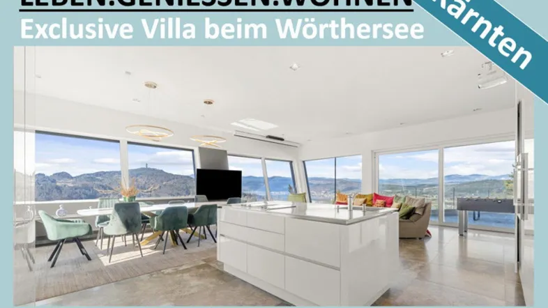 Moderner offener Wohn-Essbereich mit integrierter Küche, großen Fenstern und Panoramablick auf die Berge und den See.