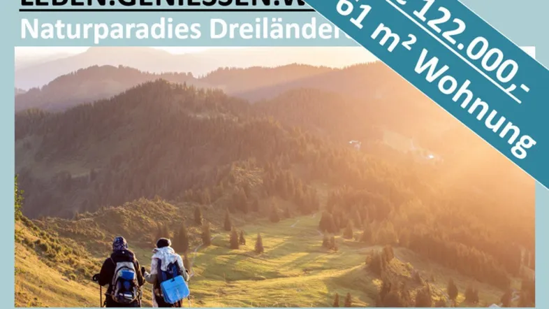 Sonnige Berglandschaft mit Wanderern und weitem Blick über bewaldete Hügel.
