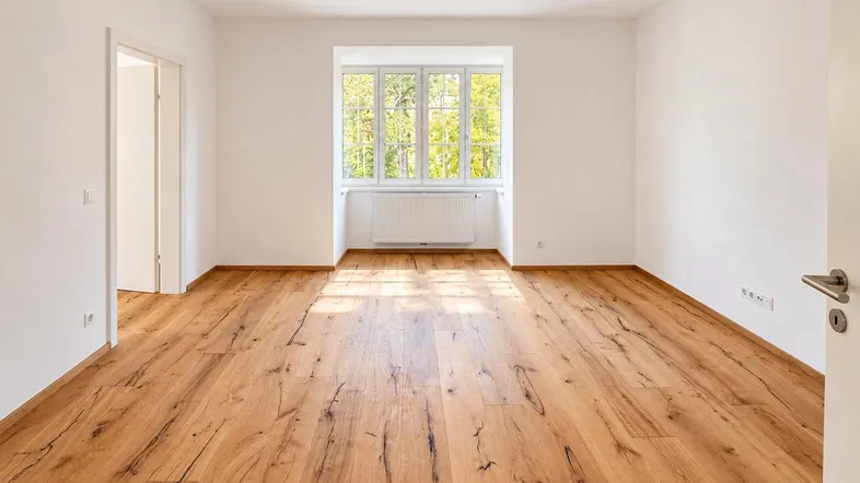 Heller Raum mit Erkerfenster und Eichenboden-4