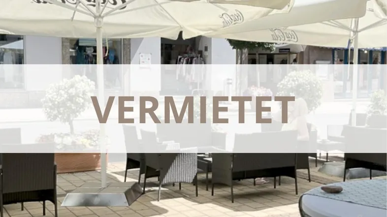 Außenbereich mit Sonnenschirmen und Sitzgelegenheiten, überlagert mit dem Hinweis "VERMIETET".