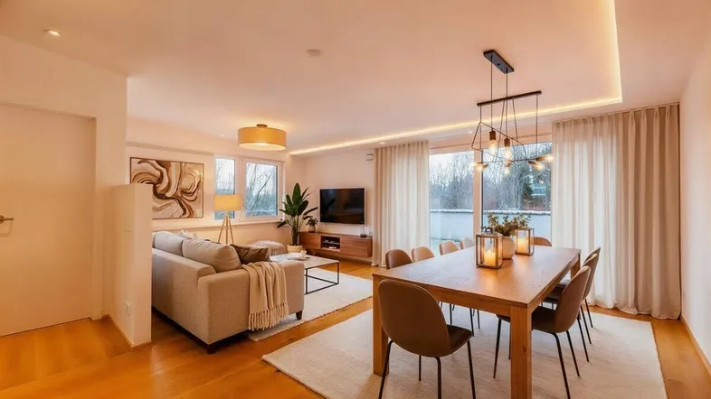 Heller, offener Wohn- und Essbereich mit Holzboden, modernen Möbeln und Zugang zur Terrasse.