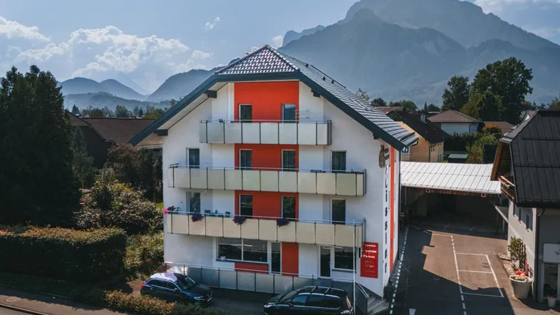 FACETTENREICH - Wohn- und Geschäftshaus in Anif