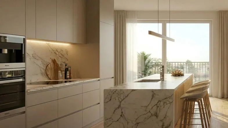 Moderne Küche mit beigefarbenen Schränken, Marmorarbeitsplatten und großem Fenster mit Ausblick.
