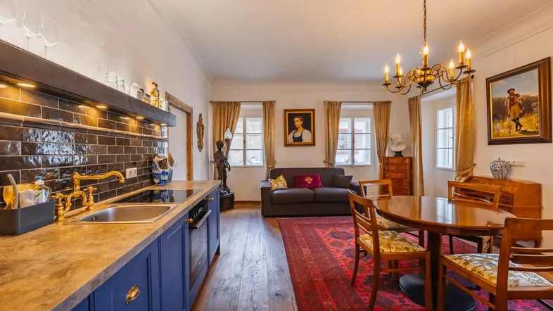 Offener Wohn-Essbereich mit integrierter Küche, Holzboden und traditionellen sowie modernen Elementen.