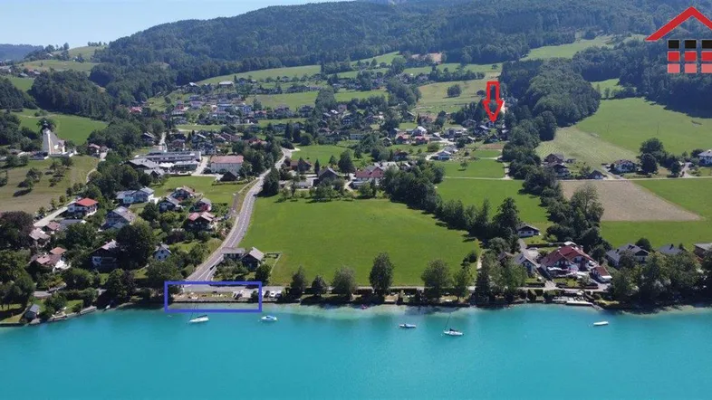 Luftaufnahme der malerischen Seenlandschaft mit umliegenden Häusern und grüner Natur.