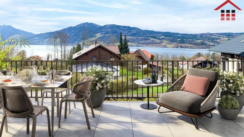 Geräumige Terrasse mit Esstisch, Lounge-Sessel und atemberaubendem Blick auf den See und die Berge.