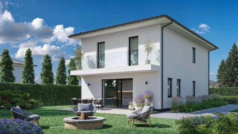 Modernes Einfamilienhaus mit gepflegtem Garten, Feuerstelle und Balkon im Obergeschoss.