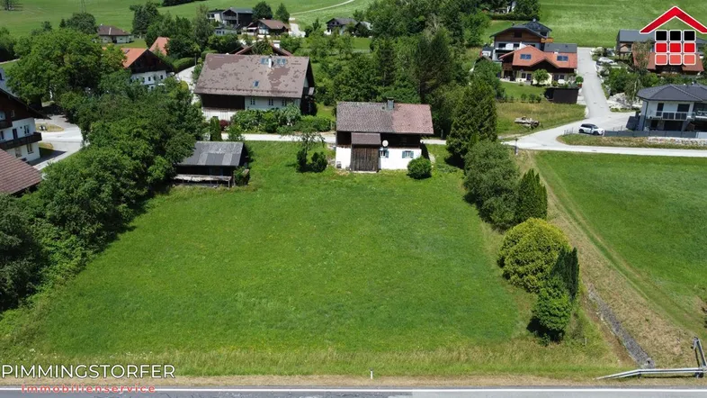 Luftaufnahme eines Grundstücks mit großem Rasen und umliegenden Häusern in ländlicher Umgebung.