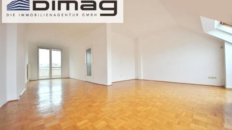 Helles, geräumiges Zimmer mit Parkettboden, weißen Wänden und Zugang zu einem Balkon.