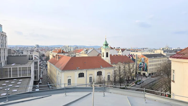 Panoramablick über die Dächer der Stadt mit historischen Gebäuden und urbaner Umgebung.