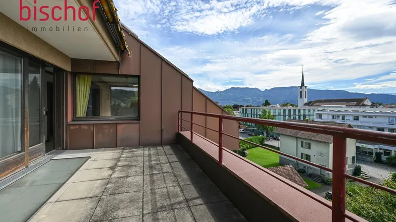 Geräumige Terrasse mit Fliesenboden und weitem Blick über die Stadt und Berge.