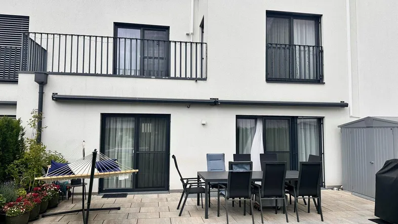 Geräumige Terrasse mit Essbereich, Hängematte und direktem Zugang zum Wohnbereich des Hauses.