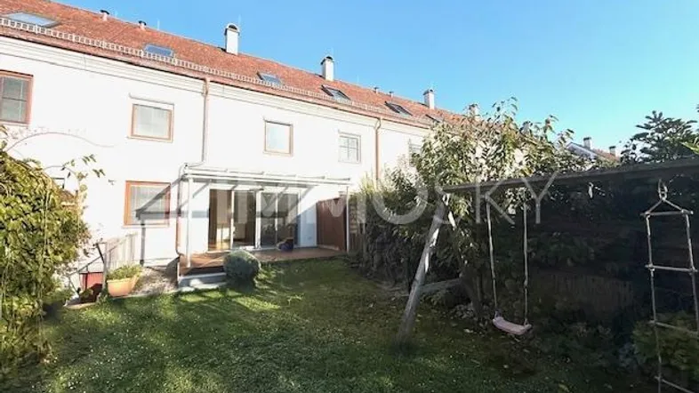Hausansicht mit Garten