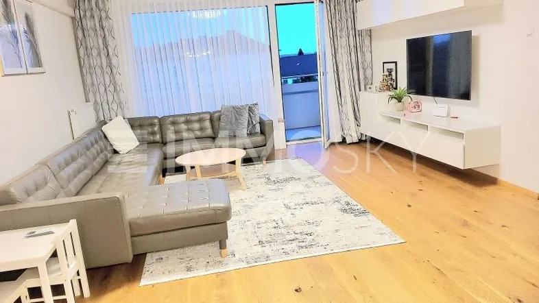 klimatisiertes Wohnzimmer mit Balkon