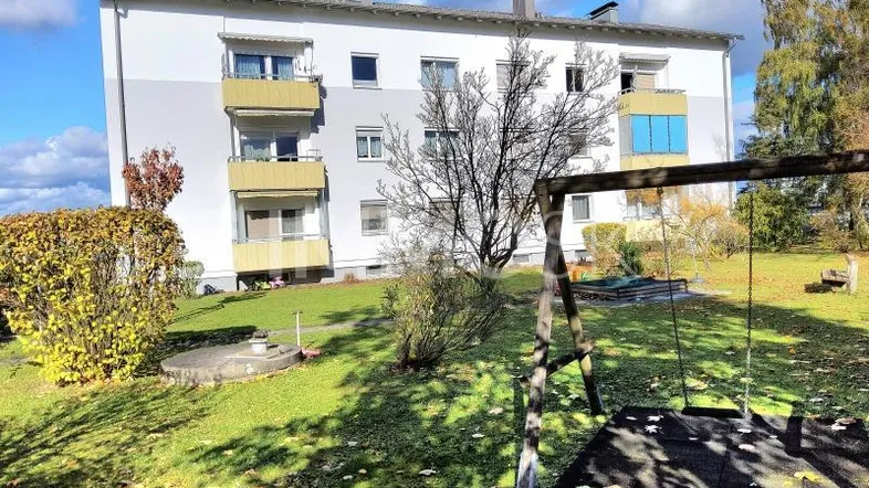 Mehrparteienhaus im Grünen