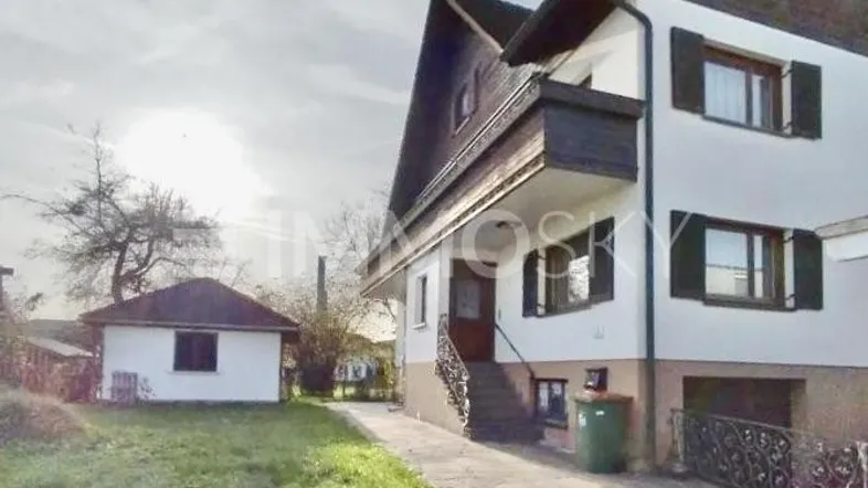 Zweifamilienhaus mit großzügigem Grundstück