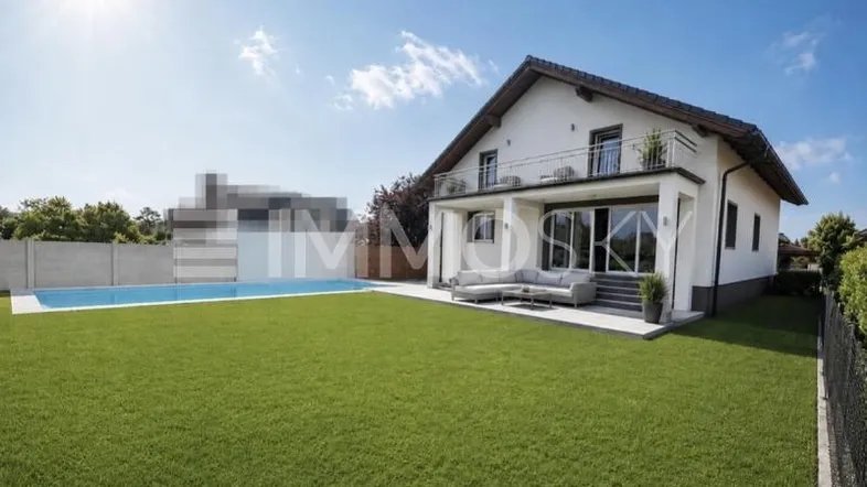 Großzügiger Gartenbereich mit Rasenfläche, Swimmingpool und möblierter Terrasse unter strahlendem Himmel.