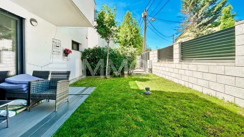Gepflegter Gartenbereich mit Rasenfläche und kleiner Terrasse für entspannte Stunden im Freien.
